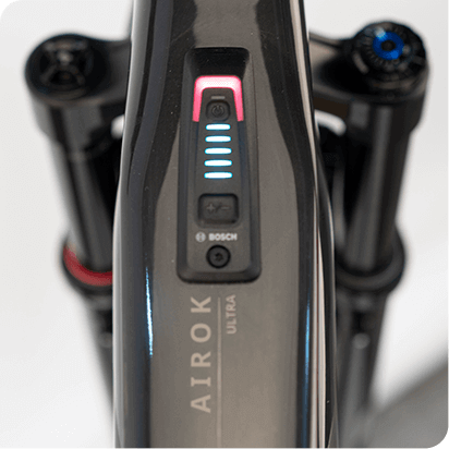 Detalles del panel de control de la montura Airok Ultra, con indicadores de batería y tecnología Bosch.