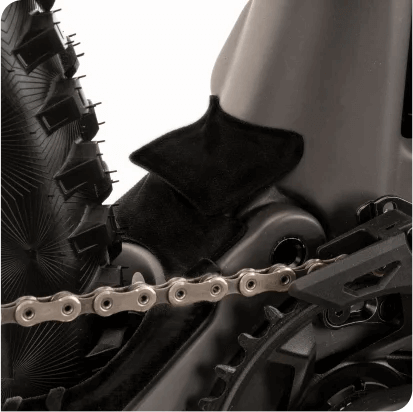 Detalle de la montura Raymon Airok Ultra, mostrando la garganta del cuadro y cadena, ideal para senderos.