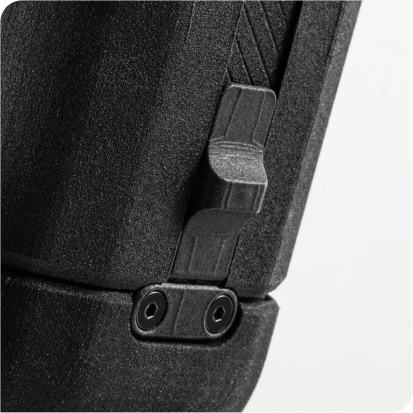 Detalle de un soporte de pistolera negro, mostrando su textura y mecanismo de cierre.