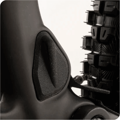 Detalle de la montura Airok Ultra y su neumático, resaltando su diseño ligero y resistente.