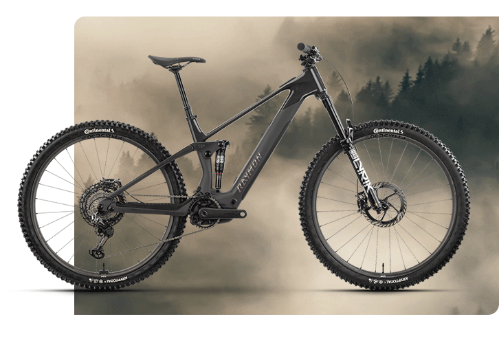 Bicicleta eléctrica Raymon Airok Ultra en un fondo de bosque, diseñada para recorrer senderos con agilidad.