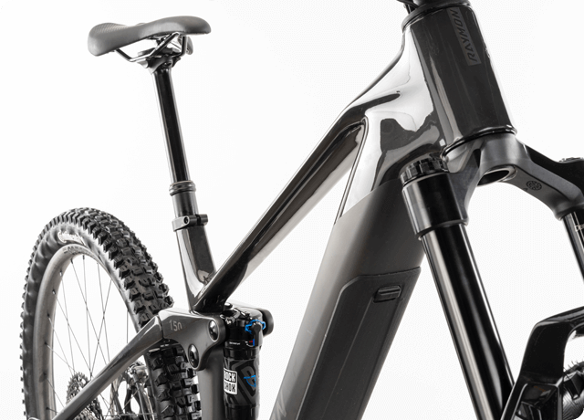 Bicicleta Raymon Airok Ultra con diseño elegante y tecnología avanzada, ideal para senderos ocultos.