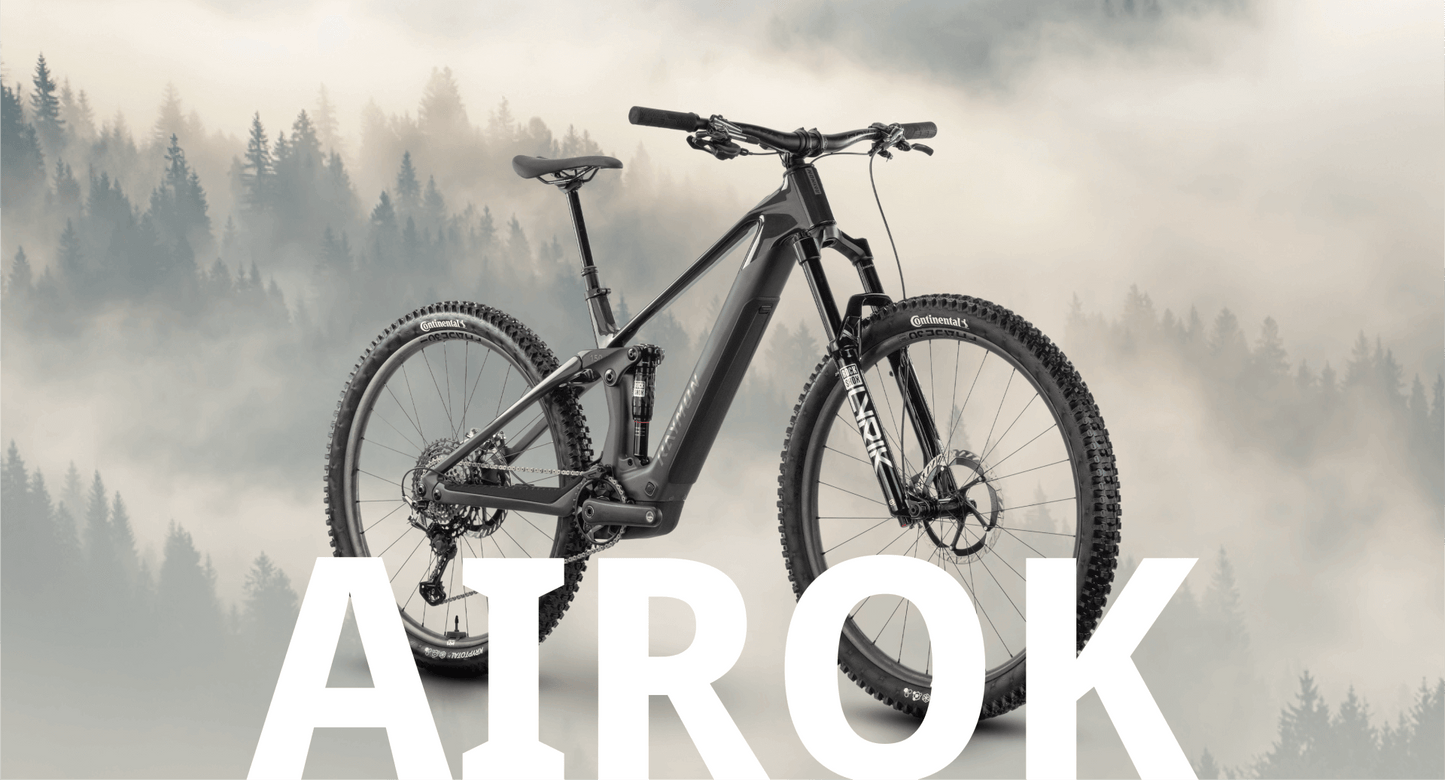 Bicicleta eléctrica Airok Ultra en un paisaje de bosque neblinoso, diseñada para senderos y aventuras.