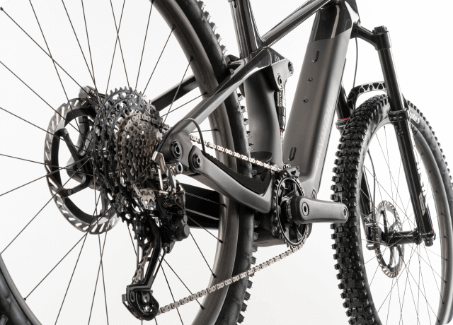 Montura Airok Ultra, detalles del sistema de transmisión y suspensión de la bicicleta de montaña.