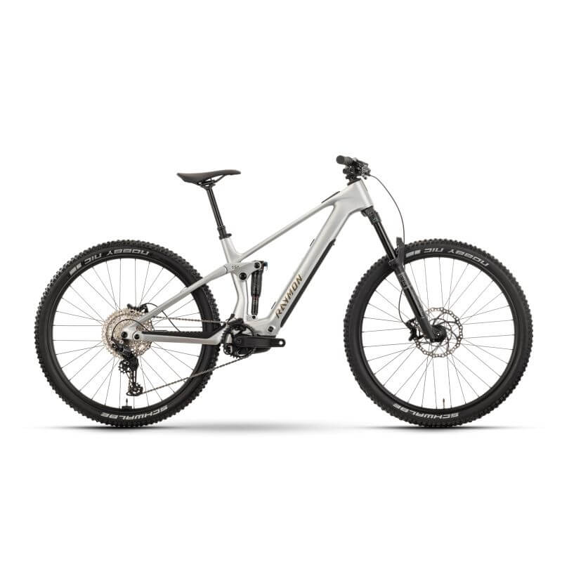 Bicicleta Raymon Airok, diseñada para el terreno, con marco de carbono y componentes de alto rendimiento.