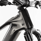 Cerca del cuadro de la bicicleta Raymon Airok Ultra, mostrando su diseño elegante y moderno.