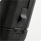 Detalle de un soporte de pistolera negro, mostrando su textura y mecanismo de cierre.