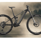 Bicicleta eléctrica Raymon Airok Ultra en un fondo de bosque, diseñada para recorrer senderos con agilidad.