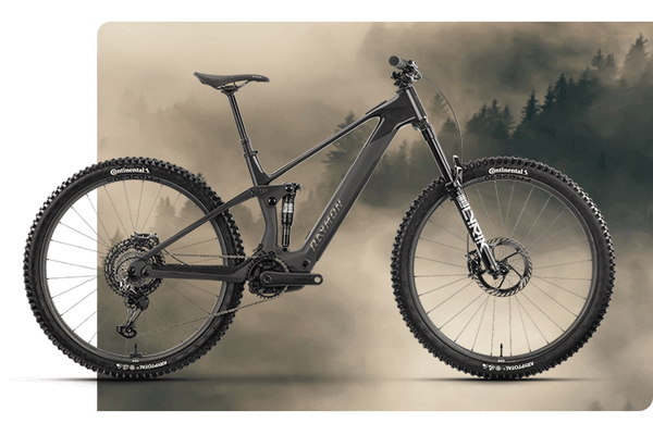 Bicicleta eléctrica Raymon Airok Ultra en un fondo de bosque, diseñada para recorrer senderos con agilidad.