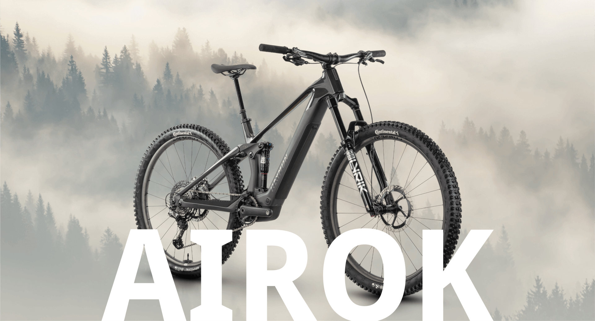 Bicicleta eléctrica Airok Ultra en un paisaje de bosque neblinoso, diseñada para senderos y aventuras.