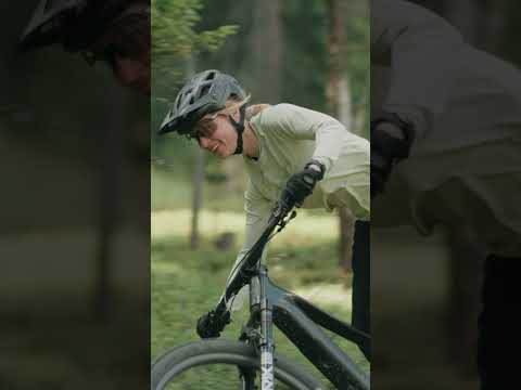 Ciclista usando la montura Raymon Airok Ultra en un sendero forestal, mostrando destreza y velocidad.